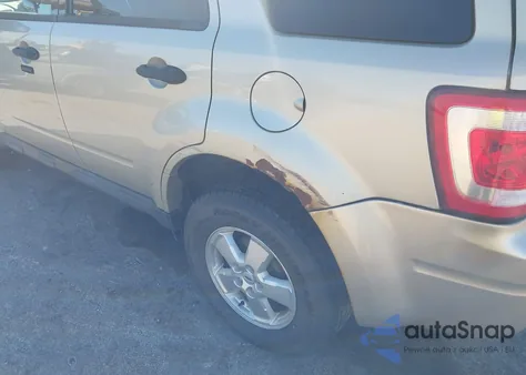 2010 Ford Escape Xlt z USA, uszkodzony, nr VIN 1FMCU0D78AKA69710